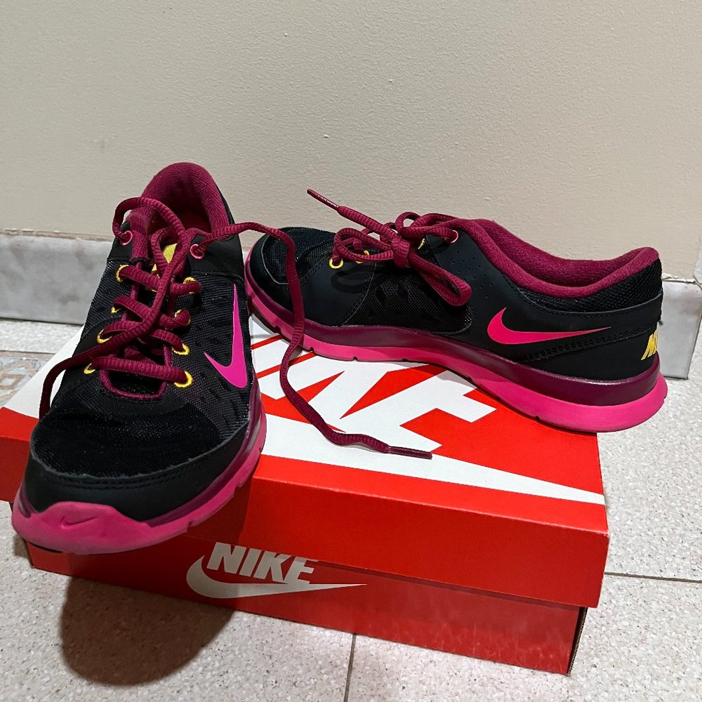 Black and pink Nike sneakers size 6
